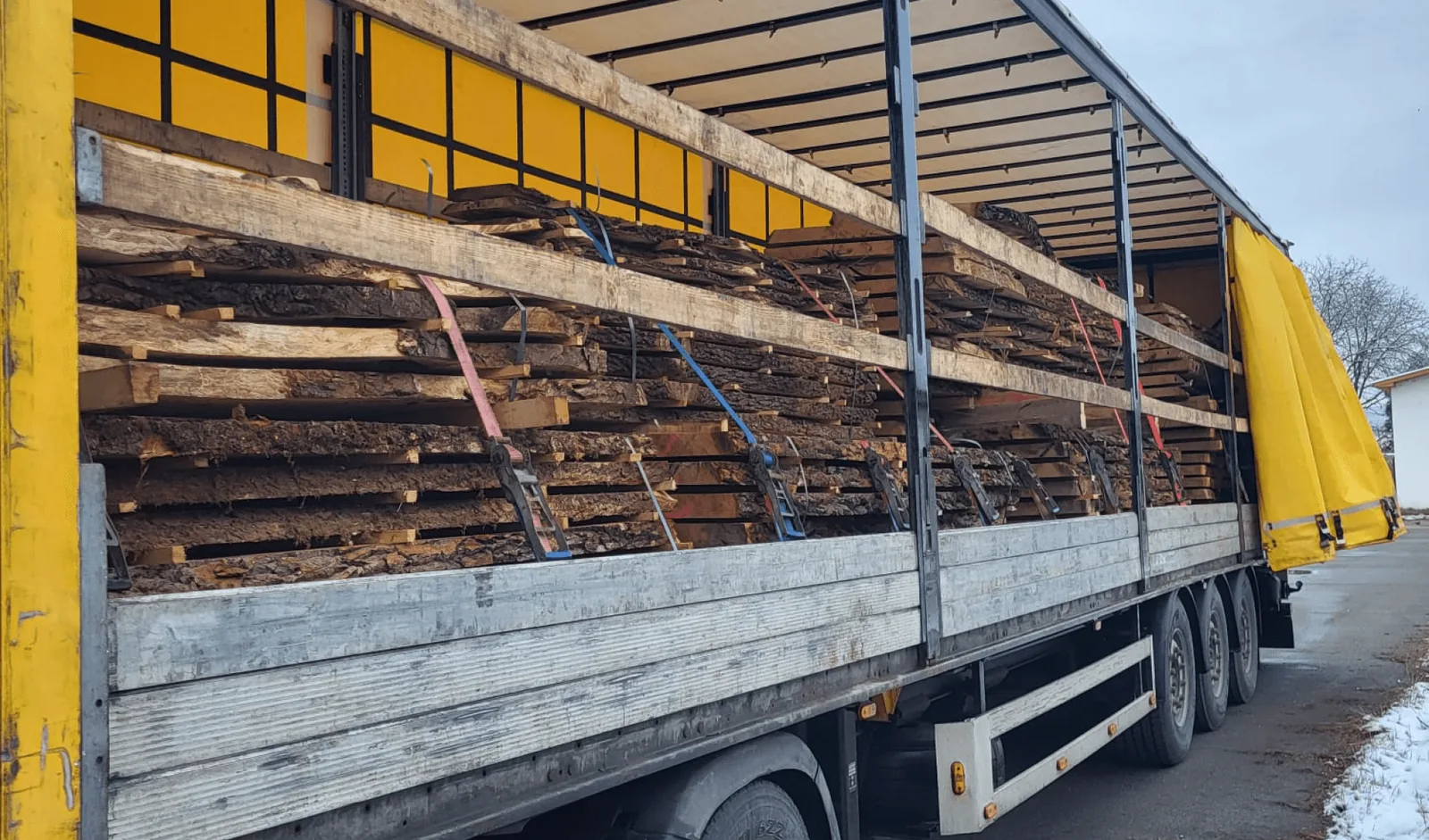 Cherestea de stejar pregătită pentru transport